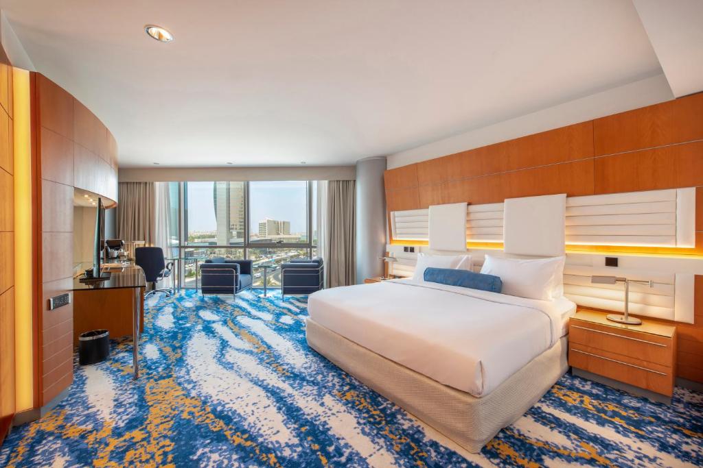 Двухместный (Двухместный номер Делюкс с видом на залив) отеля Hilton Dubai Creek, Дубай