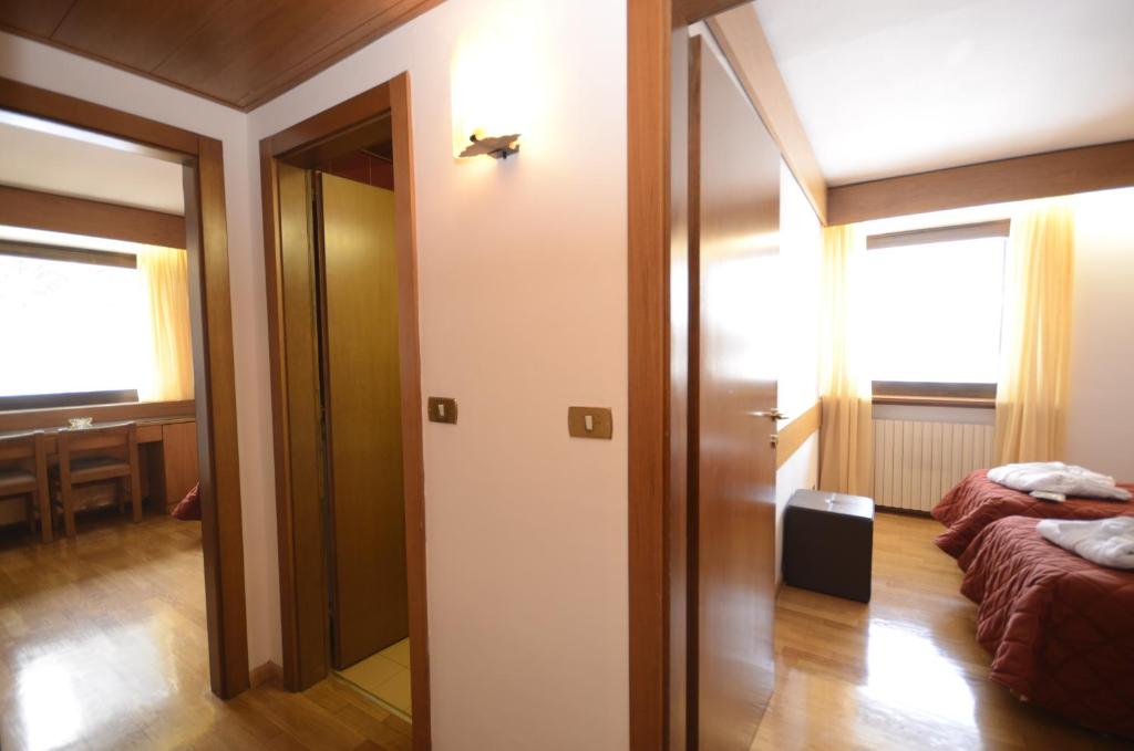 Четырехместный (2 смежных двухместных номера) отеля Hotel Cristallo, Мадонна-ди-Кампильо