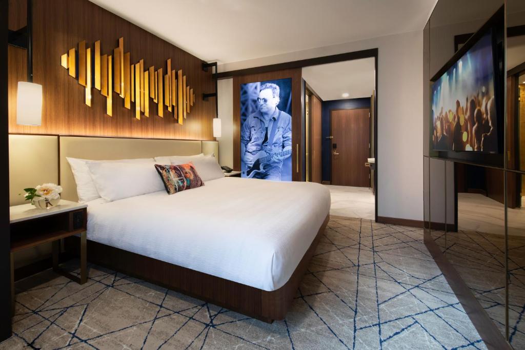 Двухместный (Улучшенный номер с кроватью размера «king-size») отеля Hard Rock Hotel New York, Нью-Йорк