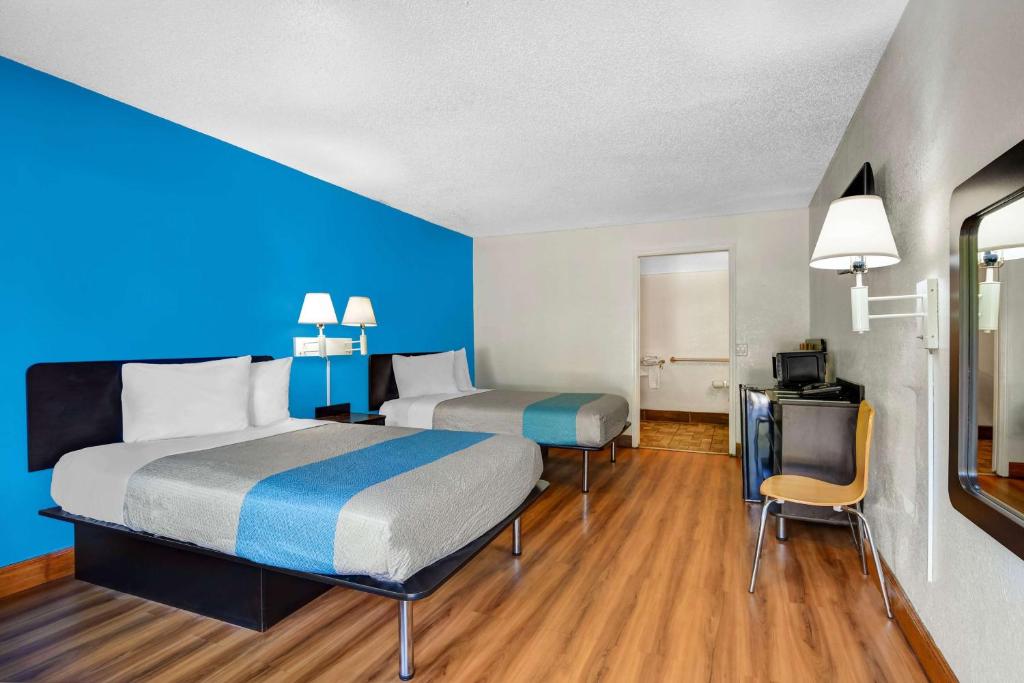 Четырехместный (Quadruple Room - Disability Access - Smoking), Motel 6-Atlanta, GA