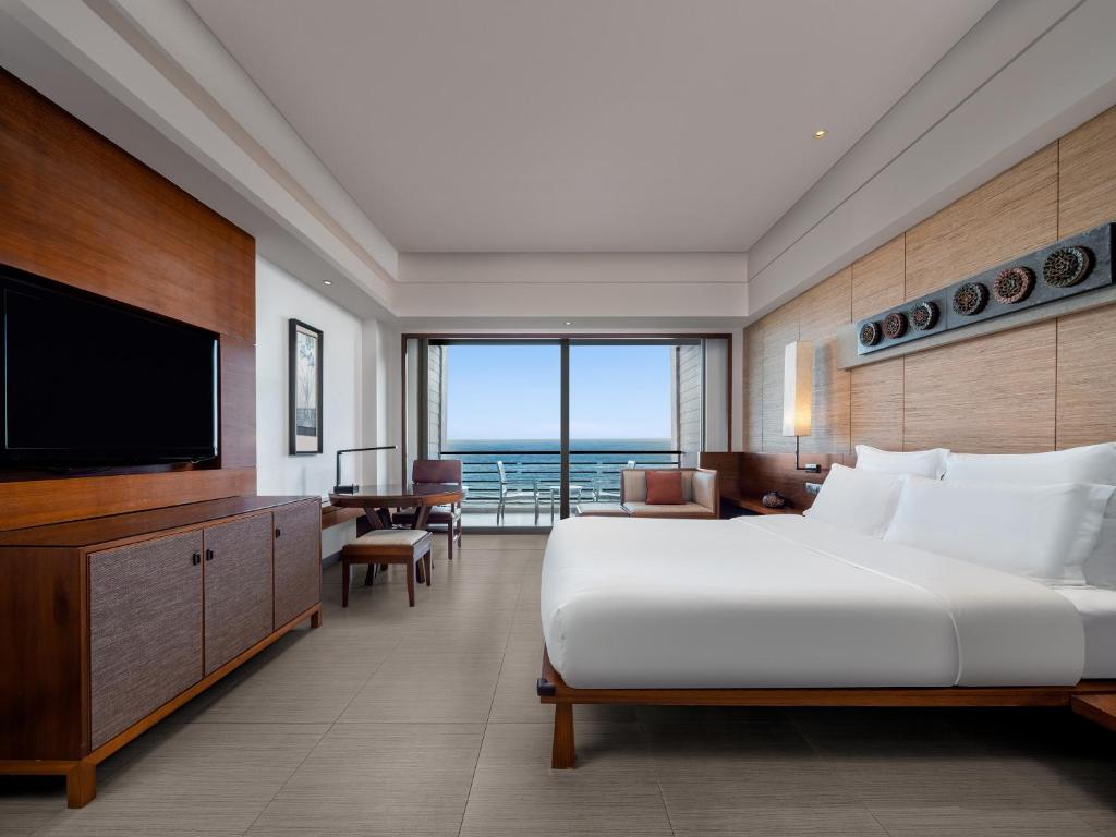 Двухместный (Представительский номер Делюкс с видом на океан) отеля Pullman Oceanview Sanya Bay Resort & Spa, Санья