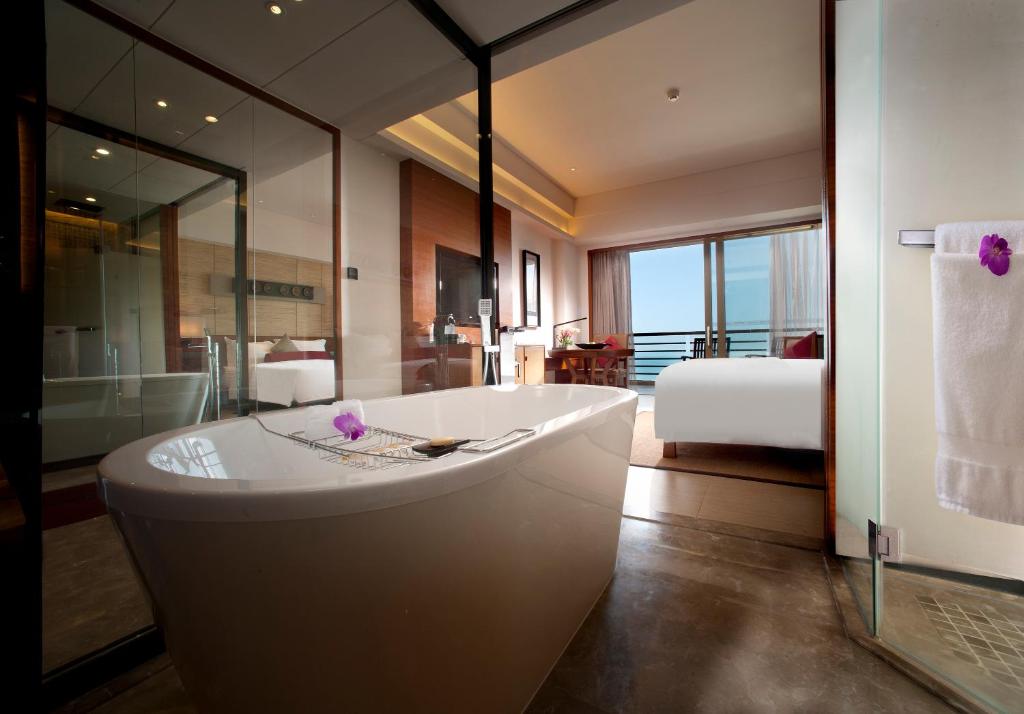Двухместный (Ограниченное предложение - Представительский номер Делюкс с кроватью размера «king-size» и видом на океан (ежедневный завтрак + ежедневные при�) отеля Pullman Oceanview Sanya Bay Resort & Spa, Санья
