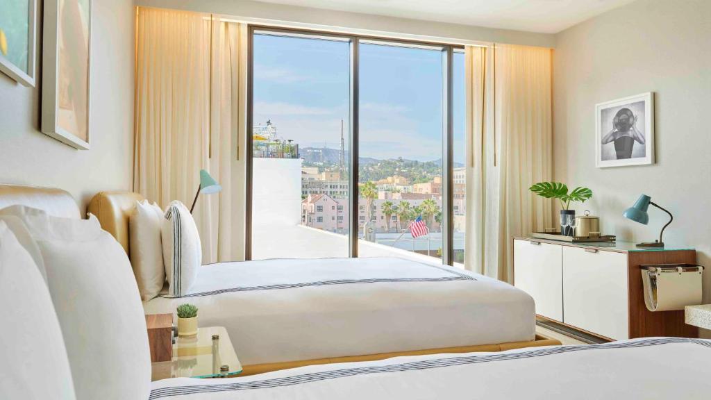 Четырехместный (Номер с 2 кроватями размера «queen-size» и видом на город) отеля Thompson Hollywood, Лос-Анджелес