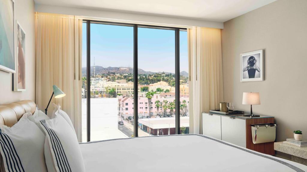 Двухместный (Номер с кроватью размера «king-size» и живописным видом) отеля Thompson Hollywood, Лос-Анджелес