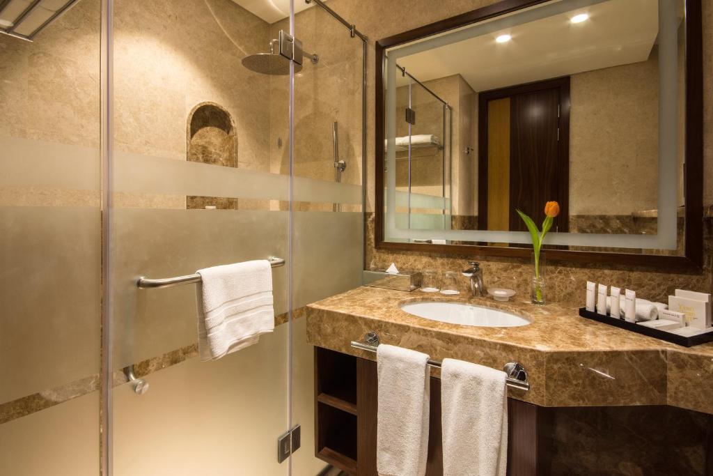 Двухместный (Номер Делюкс с кроватью размера «king-size») отеля Golden Tulip Media Hotel, Дубай