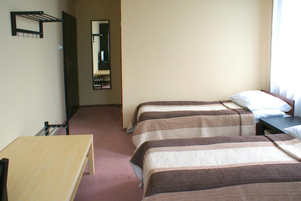 Двухместный (Стандартный номер с 2 односпальными кроватями и диваном) хостела Hostel Zamość, Замосць