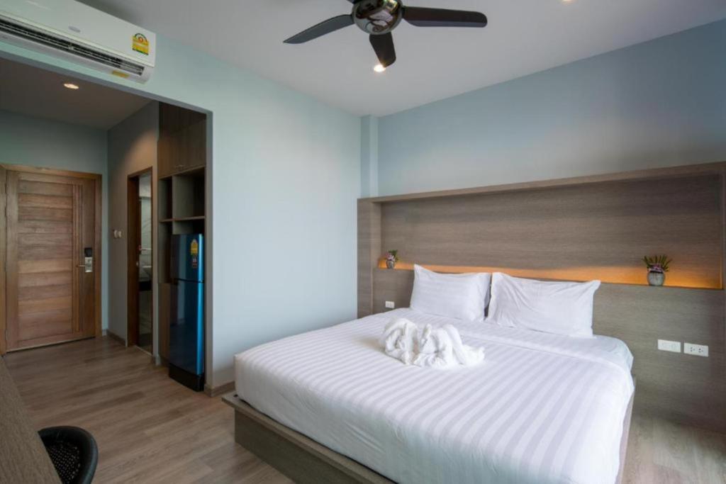 Двухместный (Двухместный номер с 1 кроватью и видом на бассейн) отеля Peace Blue Naiharn Naturist Resort Phuket, Пхукет