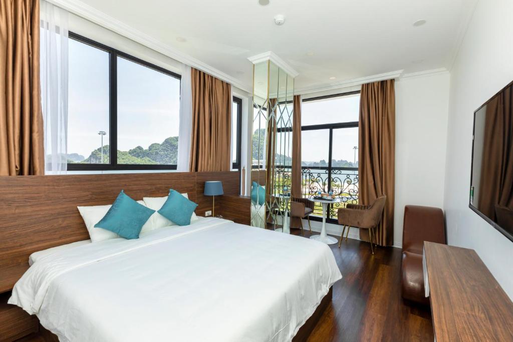 Двухместный (Номер с кроватью размера «king-size» и видом на море) отеля Minh Phong Hotel Ha Long, Халонг
