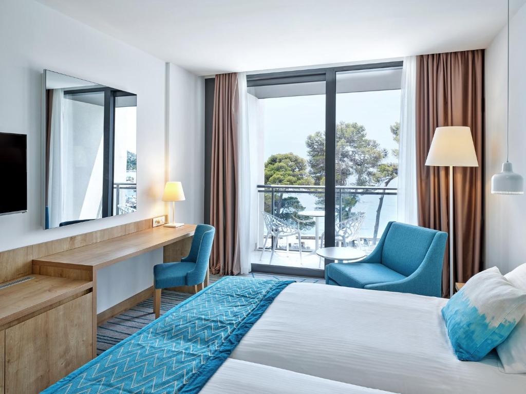 Двухместный (Улучшенный номер с балконом и частичным видом на море) отеля Hotel Mlini, Млини