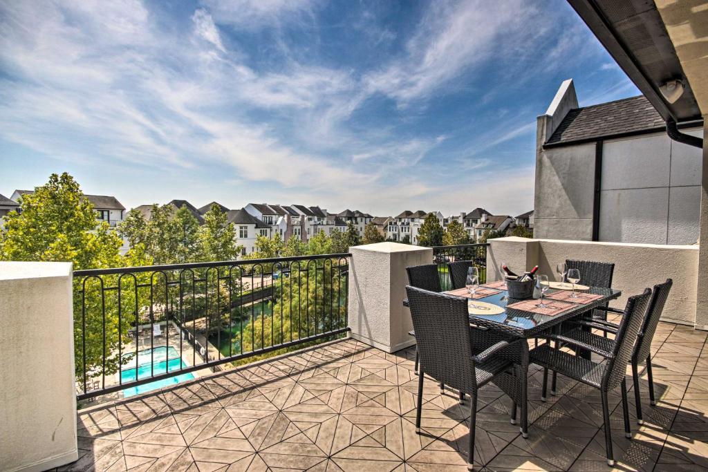 Chic Houston Townhome with Pool Access and Patio!