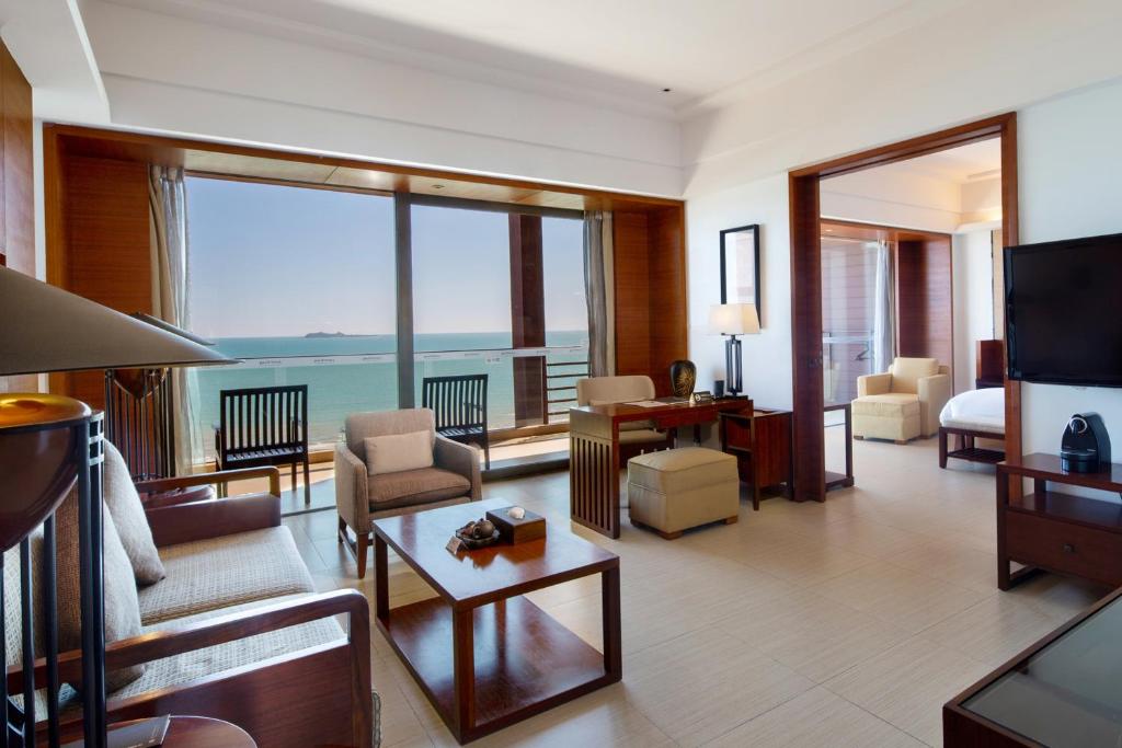Сьюит (Представительский люкс с видом на океан) отеля Pullman Oceanview Sanya Bay Resort & Spa, Санья