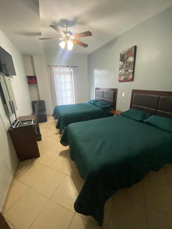 Двухместный (Двухместный номер с 2 двуспальными кроватями) отеля Hotel Real San Javier, Сан-Хуан-де-лос-Лагос