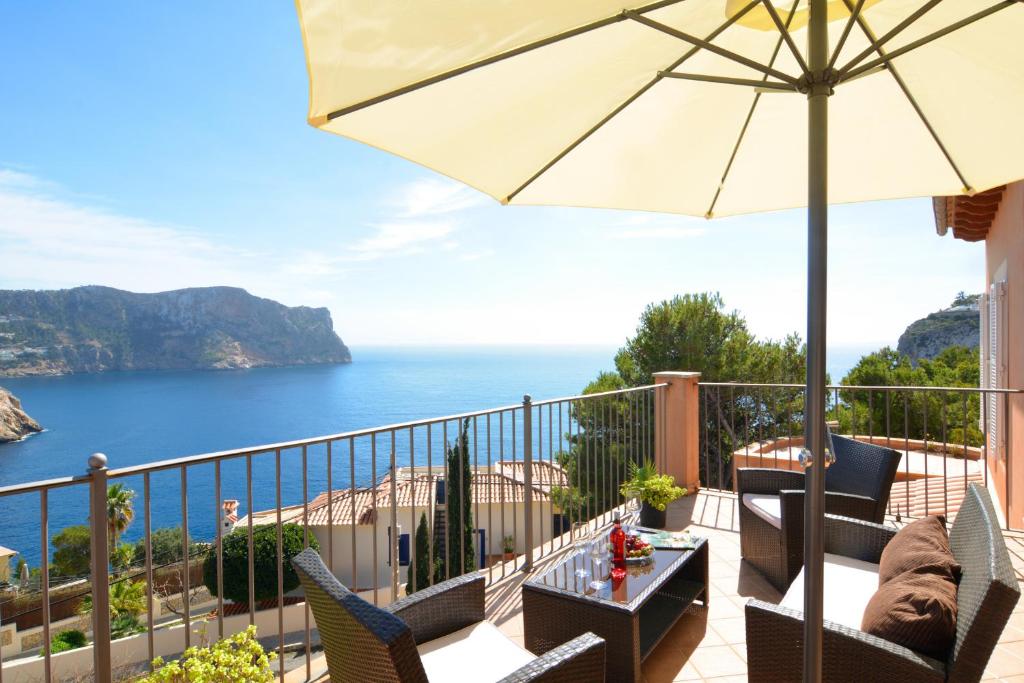 Villa with incredible sea views and pool sleeps 7 - a48306