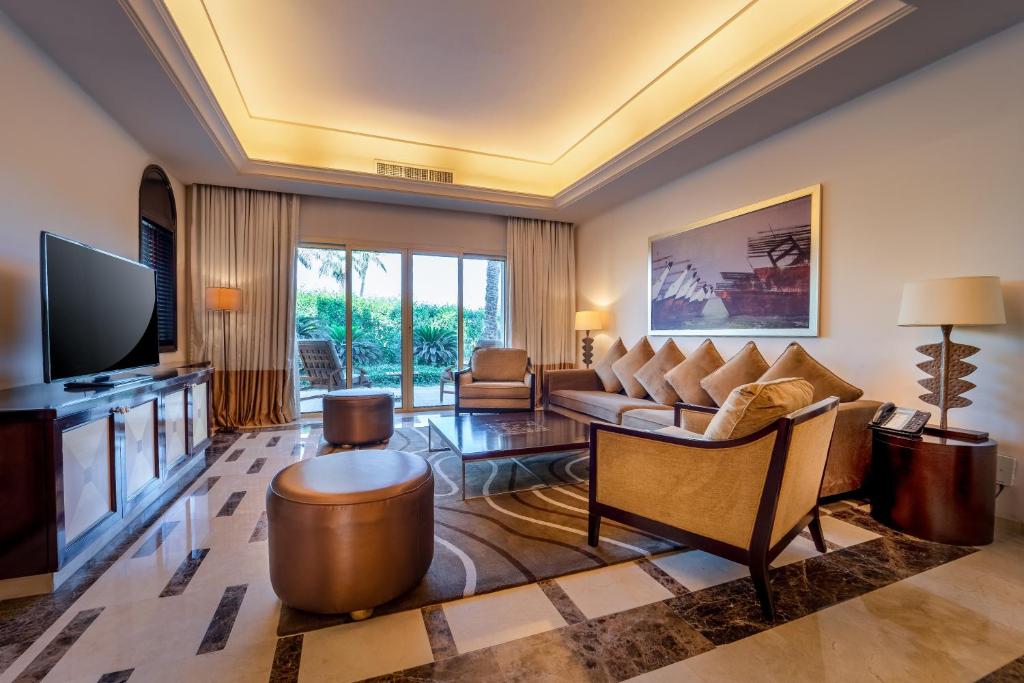Сьюит (Вилла с 4 спальнями и видом на пляж) отеля Grand Hyatt Doha Hotel & Villas, Доха