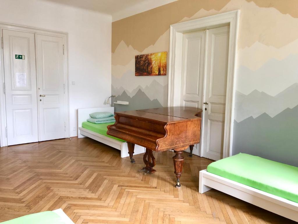 Трехместный (Трехместный номер эконом-класса с общей ванной комнатой) хостела Travel&Joy backpackers, Прага