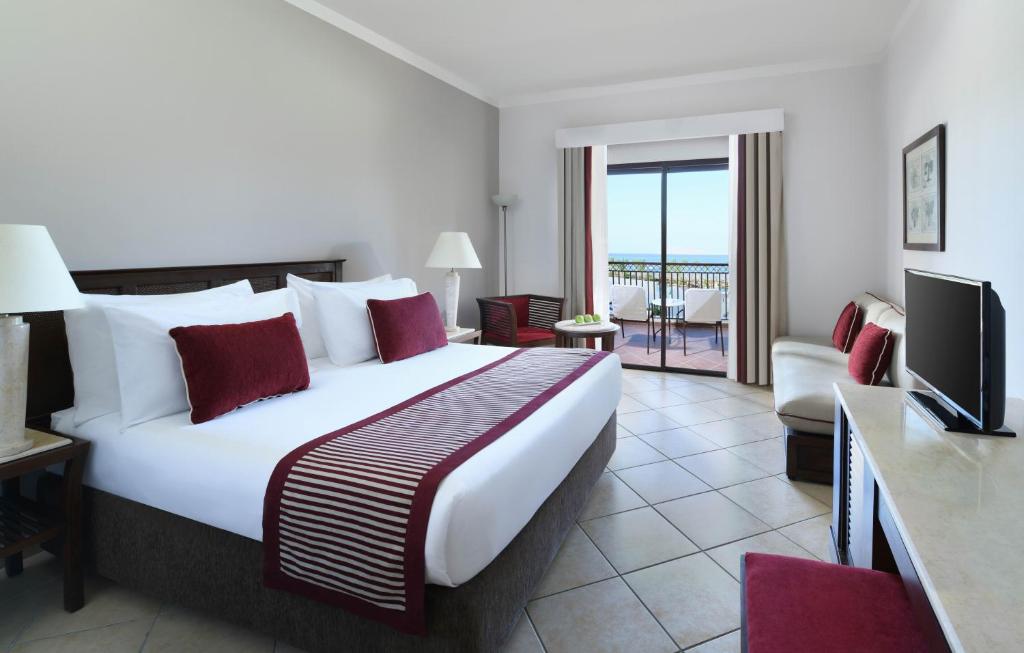 Трехместный (Улучшенный номер с видом на море и кроватью размера «queen-size») курортного отеля Jaz Belvedere Resort, Шарм-эль-Шейх