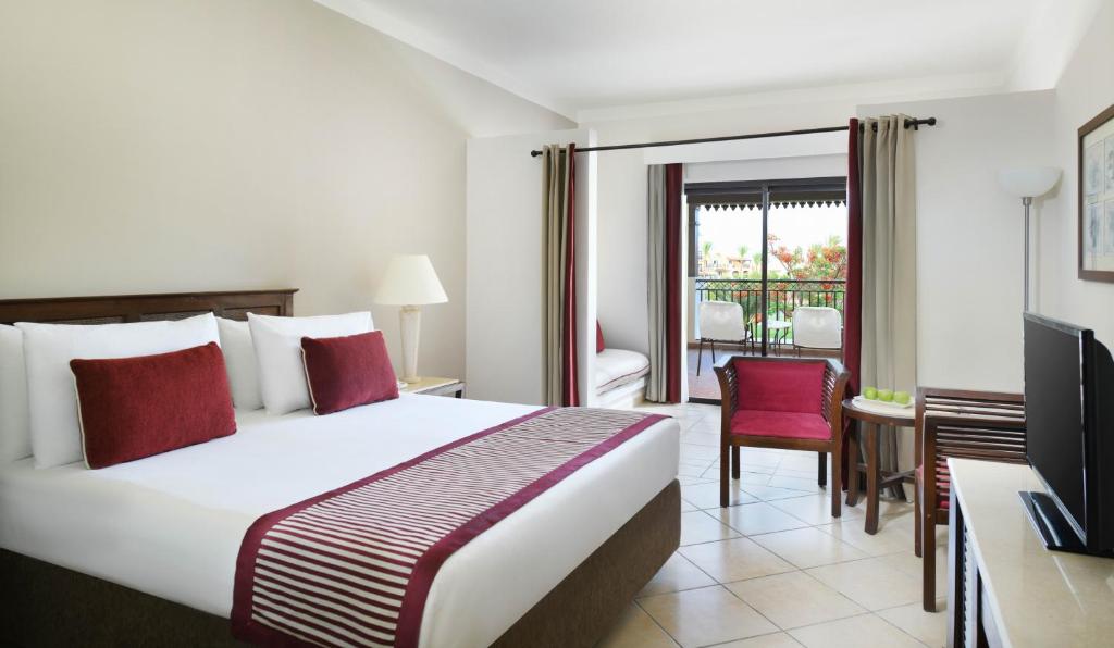 Двухместный (Улучшенный семейный номер с кроватью размера «queen-size») курортного отеля Jaz Belvedere Resort, Шарм-эль-Шейх