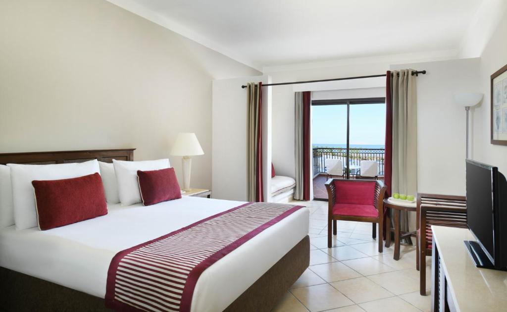 Трехместный (Улучшенный семейный номер с кроватью размера «queen-size» и видом на море) курортного отеля Jaz Belvedere Resort, Шарм-эль-Шейх