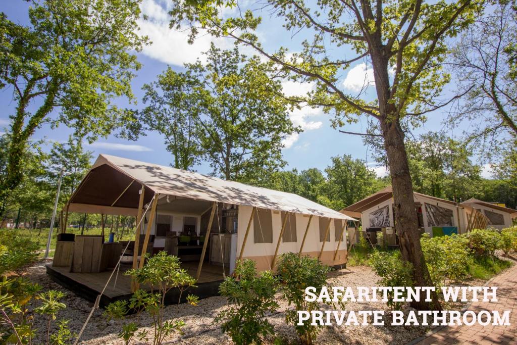 Номер (Шатер «Сафари» с ванной комнатой) парк-отеля Easyatent Safari tent Bijela Uvala, Пореч