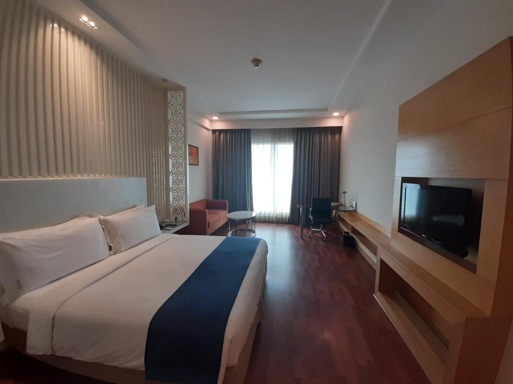 Двухместный (Deluxe Double Room with 25% discount on food and Soft beverage,2 hrs early check-in and late check-out subjected to availability and 1+ 1 drink and lunch offer per stay), Holiday Inn Amritsar Ranjit Avenue