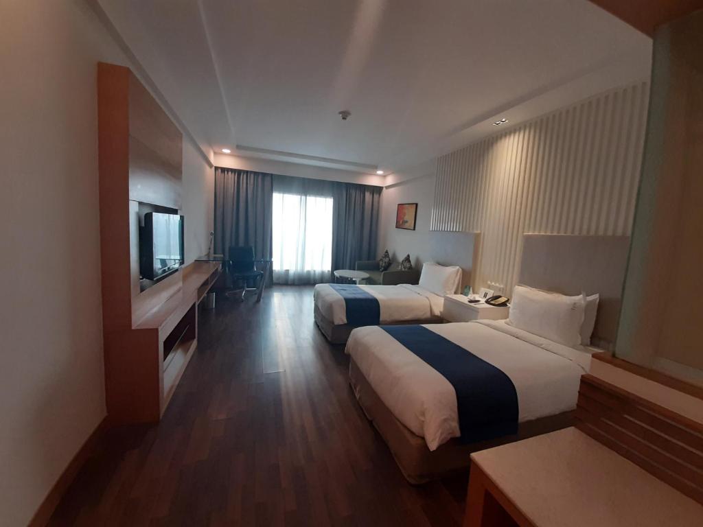 Двухместный (Deluxe Double or Twin Room with 25% discount on food and Soft beverage,2 hrs early check-in and late check-out subjected to availability and 1+ 1 drink and lunch offer per stay) отеля Holiday Inn Amritsar Ranjit Avenue, Амритсар