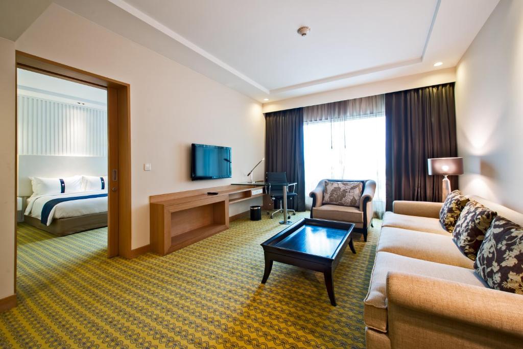 Сьюит (Deluxe Suite With one way Railway Station or  Airport Transfer and with 25% discount on food and Soft beverage,2 hrs early check-in and late check-out subjected to availability and 1+ 1 drink and lunch offer per stay) отеля Holiday Inn Amritsar Ranjit Avenue, Амритсар