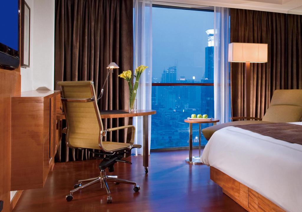 Двухместный (Представительский двухместный номер «Свисс» с 2 отдельными кроватями) отеля Swissôtel Grand Shanghai, Шанхай