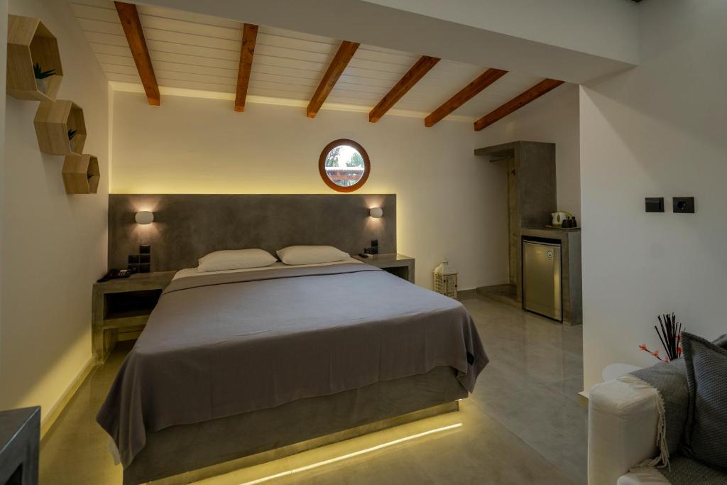 Двухместный (Улучшенный двухместный номер с 1 кроватью) отеля Hotel Meteora, Калампака