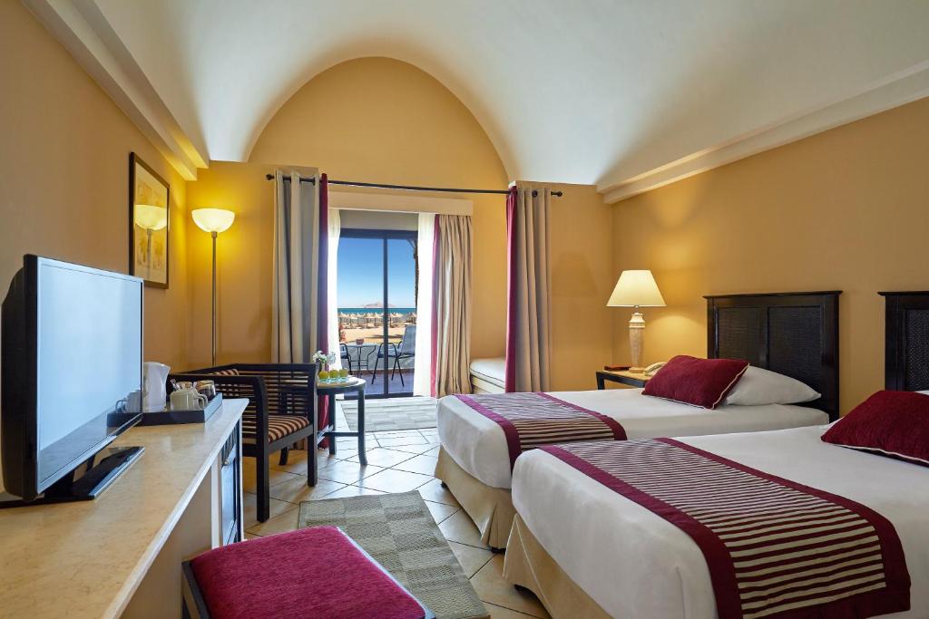 Двухместный (Улучшенный семейный номер с 2 отдельными кроватями и видом на море (для 3 взрослых)) курортного отеля Jaz Belvedere Resort, Шарм-эль-Шейх