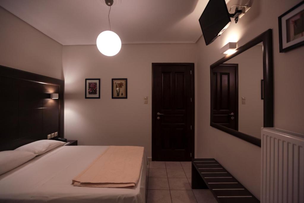 Двухместный (Двухместный номер с 1 кроватью и балконом) отеля Hotel Meteora, Калампака