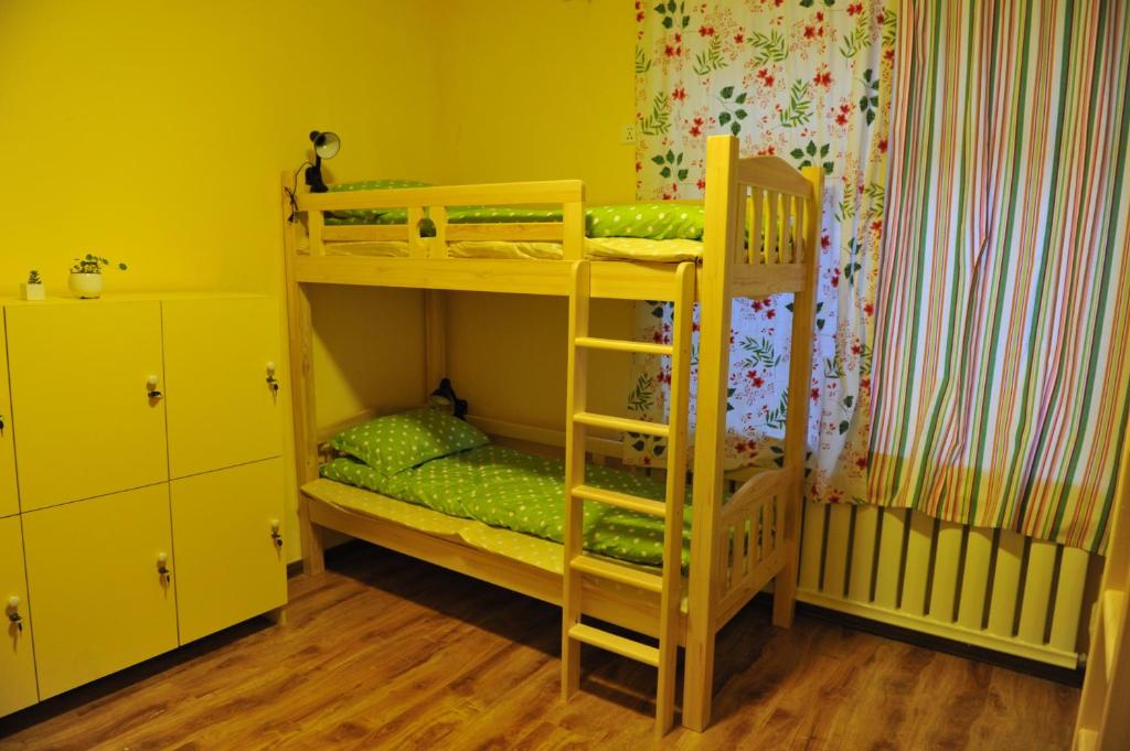 Номер (Кровать в общем номере для мужчин с 4 кроватями) хостела Dalian Buzz Light Year Youth Hostel, Далянь