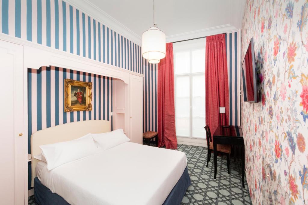 Двухместный (Классический двухместный номер с 1 кроватью и ванной) отеля Hôtel Saint Germain, Париж
