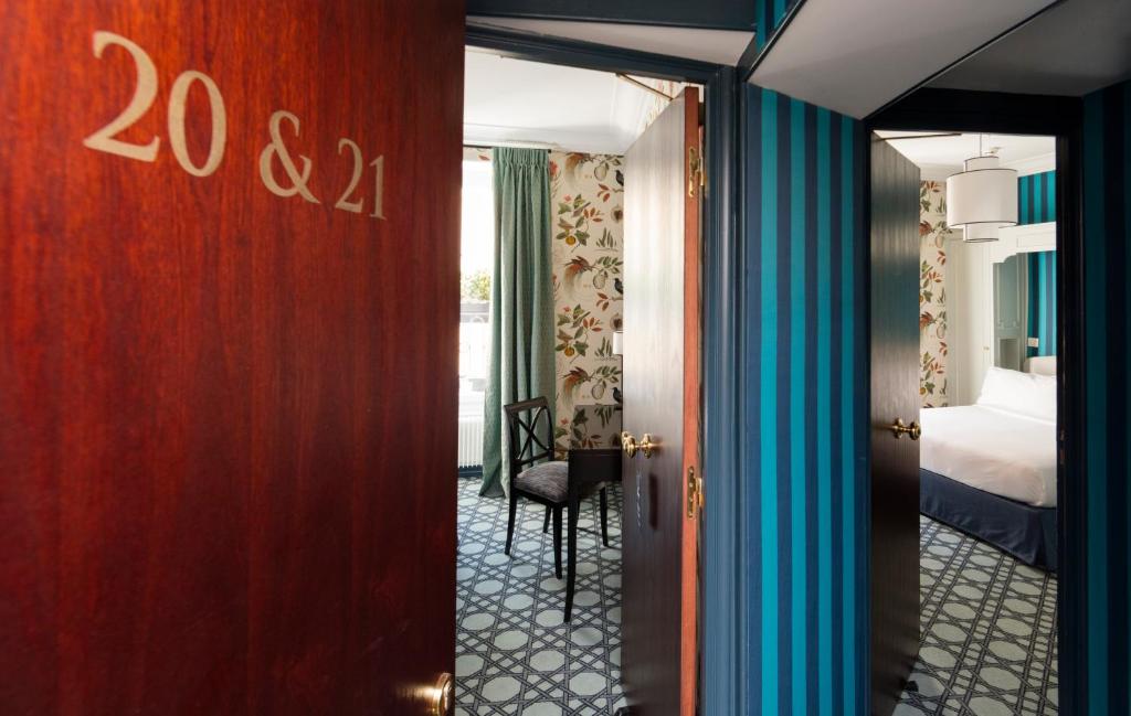Четырехместный (Два смежных двухместных номера с 1 кроватью и ванной) отеля Hôtel Saint Germain, Париж