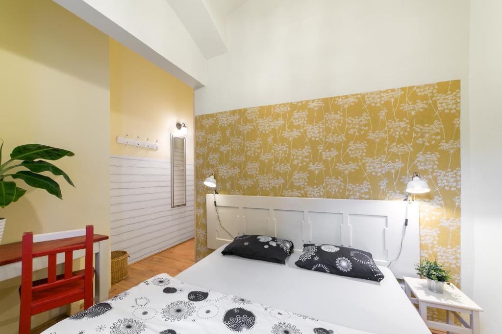 Двухместный (Двухместный номер с 1 кроватью или 2 отдельными кроватями, общая ванная комната) хостела Elf, Прага
