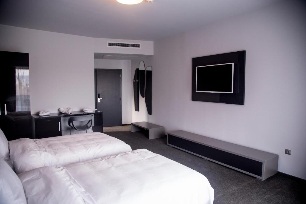 Двухместный (Улучшенный двухместный номер с 2 отдельными кроватями) отеля Hotel Tempo, Тыргу-Муреш