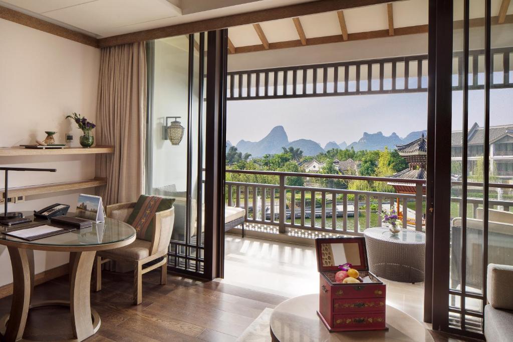 Сьюит (Pagoda Lake Suite - stay for 3 nights with free one time dinner SPA for two and room upgrade) отеля Banyan Tree Yangshuo, Яншо