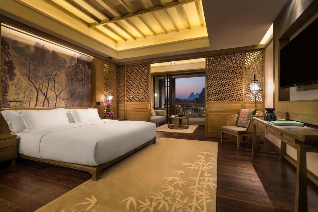 Сьюит (Pagoda Lake Suite -stay for 2 nights with free one time dinner and SPA for one) отеля Banyan Tree Yangshuo, Яншо