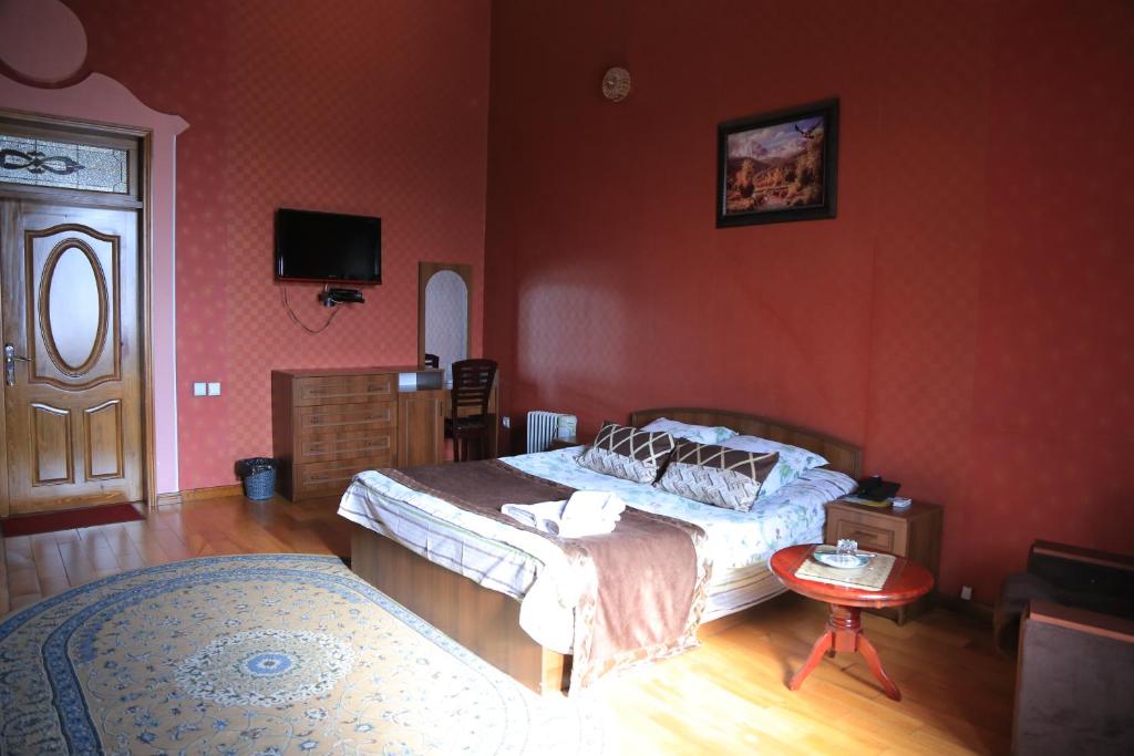 Двухместный (Большой двухместный номер с 1 кроватью) гостевого дома Almos Guest House, Душанбе