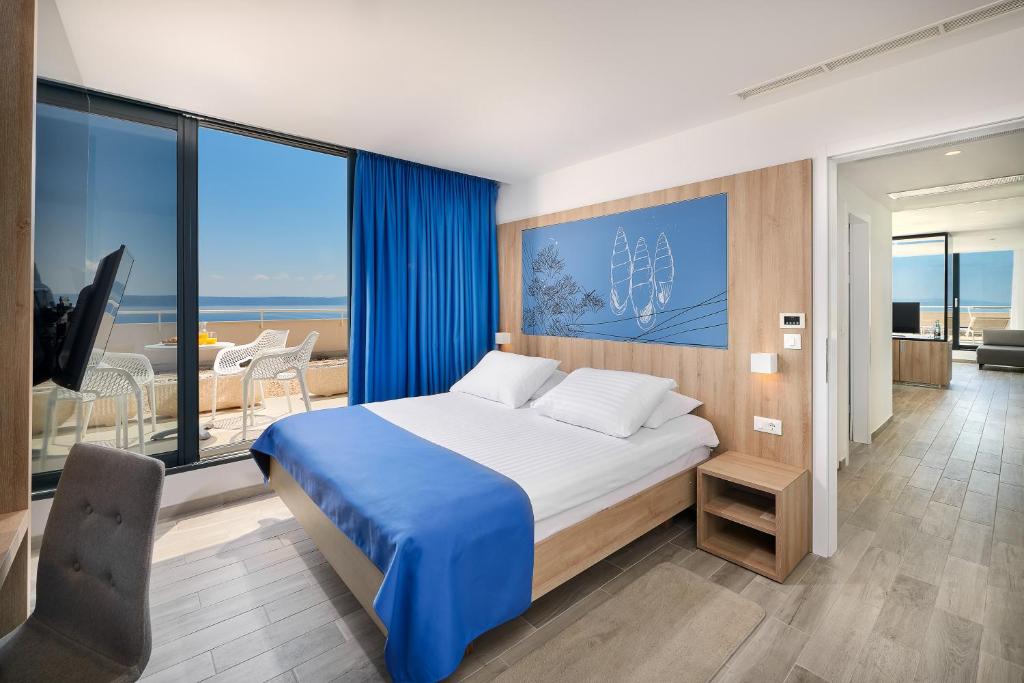 Сьюит (Улучшенный люкс с улучшенным балконом, вид на море) отеля Medora Auri Family Beach Resort, Подгора