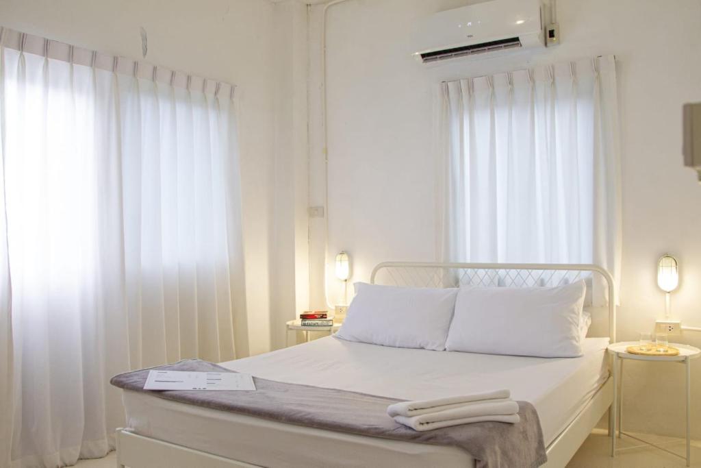 Двухместный (Двухместный номер с 1 кроватью и видом на горы) хостела Hao Hostel, Пхукет