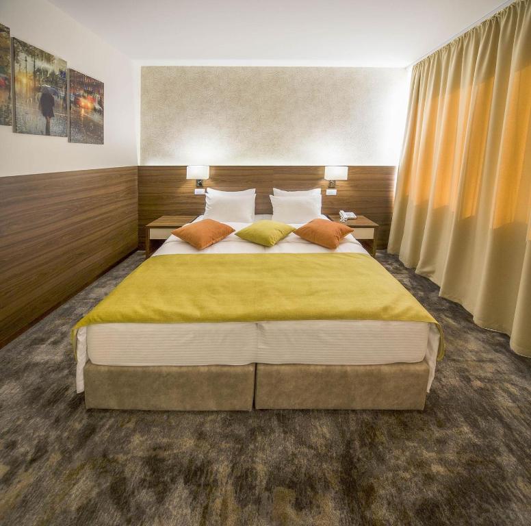 Двухместный (Стандартный двухместный номер с 1 кроватью или 2 отдельными кроватями) отеля Marshal Luxury Rooms, Белград