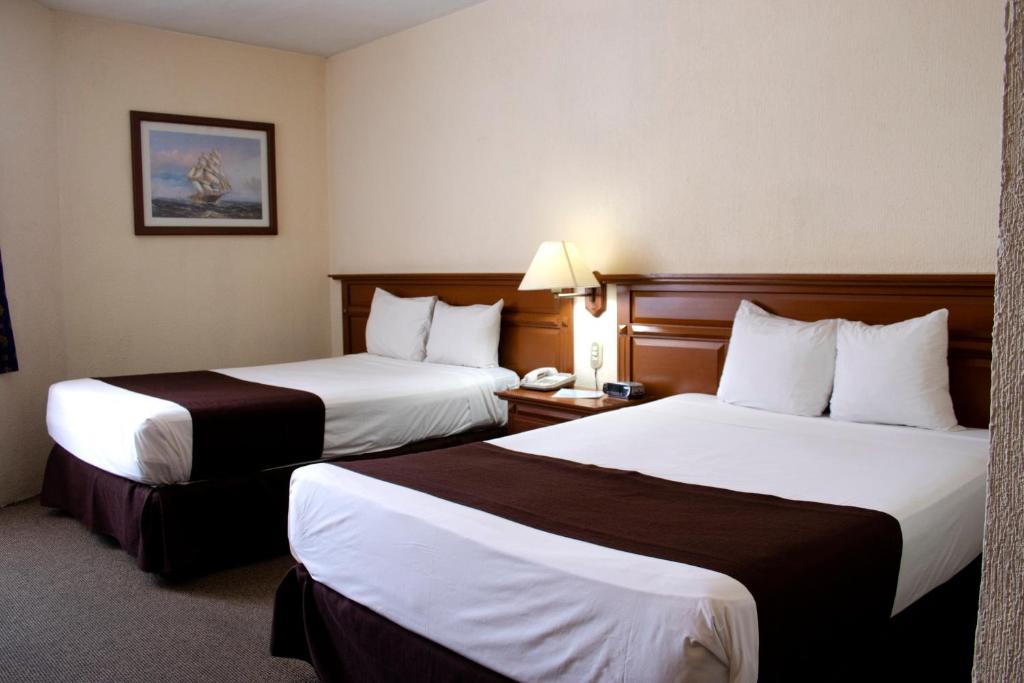 Четырехместный (Двухместный номер с 2 двуспальными кроватями) отеля Howard Johnson Plaza Hotel Las Torres, Гвадалахара