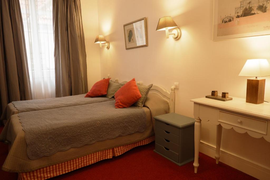 Двухместный (Двухместный номер с 1 кроватью или 2 отдельными кроватями) отеля Hôtel du Cygne, Париж