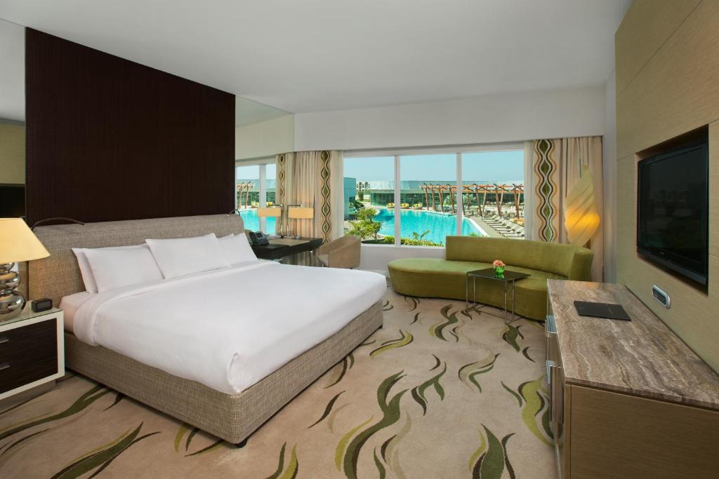 Двухместный (Номер Делюкс с 1 кроватью размера «king-size» и видом на бассейн) отеля Hilton Capital Grand Abu Dhabi, Абу-Даби