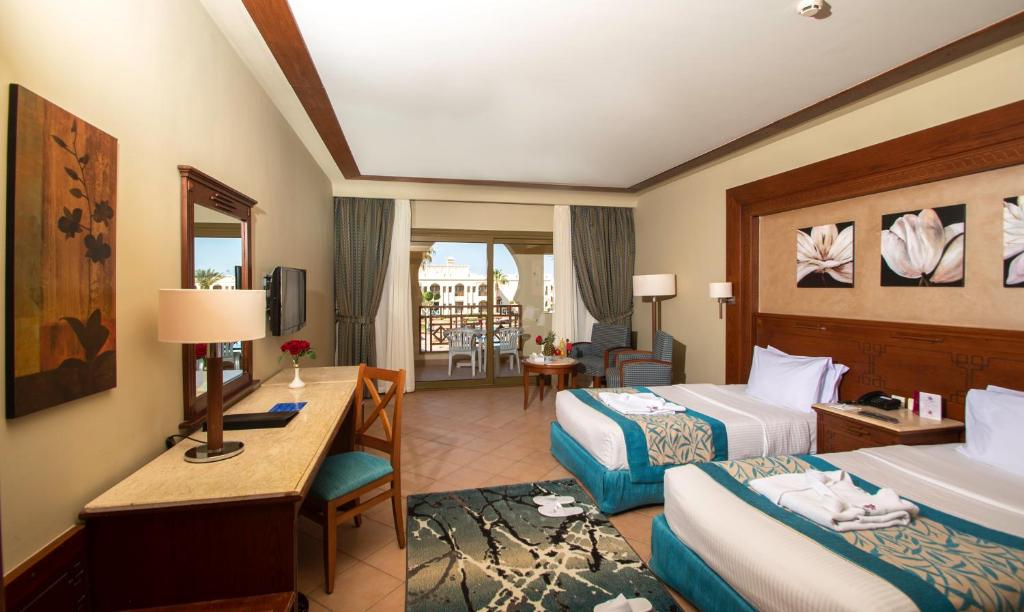 Двухместный (Улучшенный двухместный номер с 1 кроватью или 2 отдельными кроватями и видом на сад) курортного отеля Charmillion Club Resort, Шарм-эль-Шейх