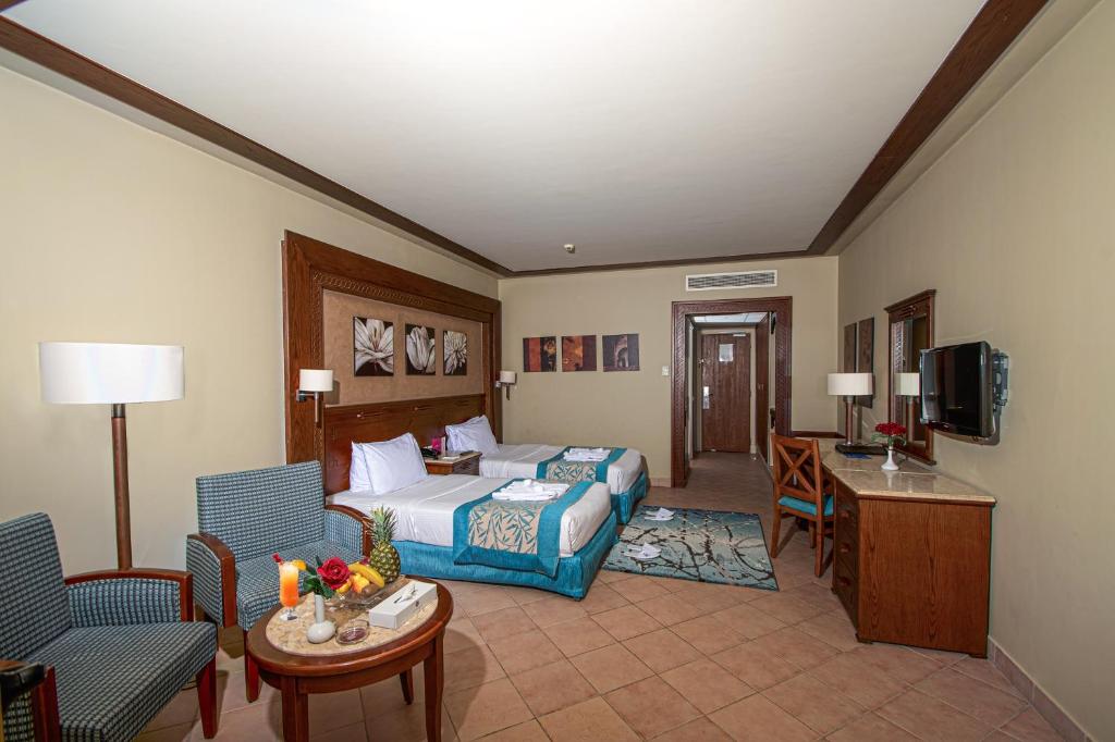Трехместный (Улучшенный трехместный номер с видом на сад) курортного отеля Charmillion Club Resort, Шарм-эль-Шейх