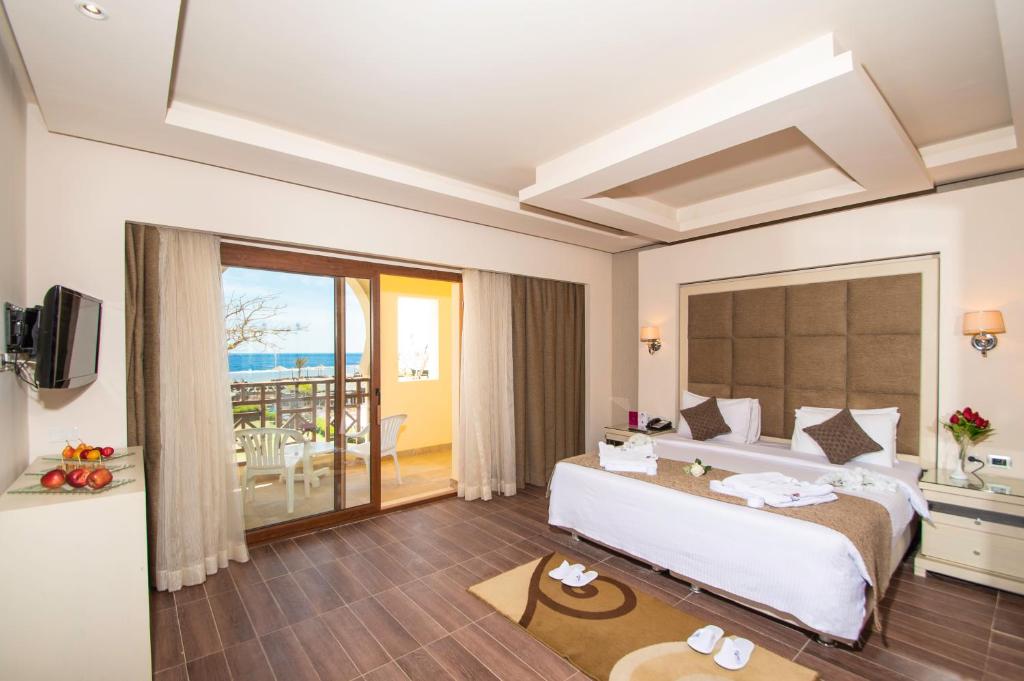 Сьюит (Полулюкс Делюкс рядом с пляжем) курортного отеля Charmillion Club Resort, Шарм-эль-Шейх