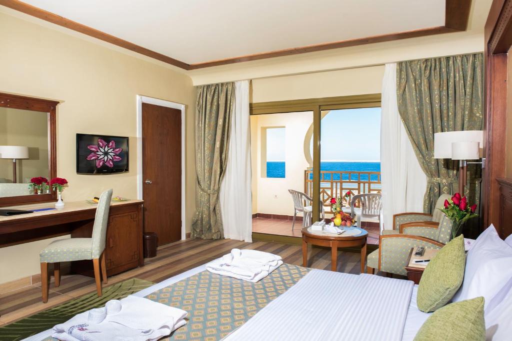 Сьюит (Полулюкс с видом на пляж) курортного отеля Charmillion Club Resort, Шарм-эль-Шейх