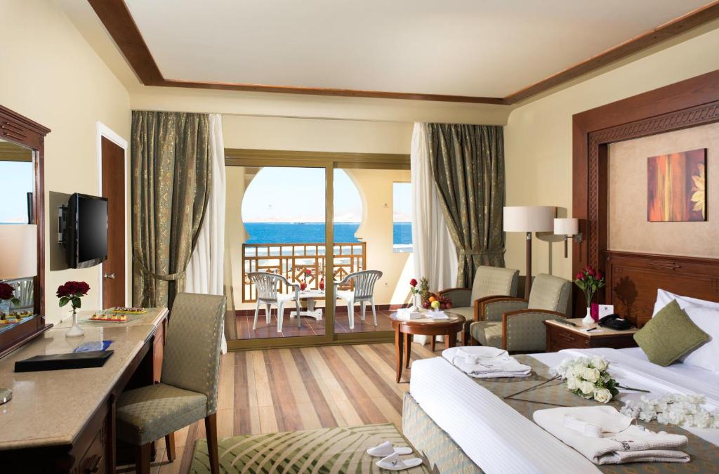Двухместный (Улучшенный двухместный номер с 1 кроватью и видом на море) курортного отеля Charmillion Club Resort, Шарм-эль-Шейх