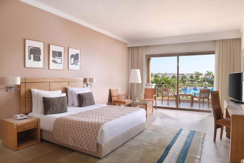 Четырехместный (Улучшенный номер с кроватью размера «queen-size») курортного отеля Jaz Little Venice Golf Resort, Айн-Сохна
